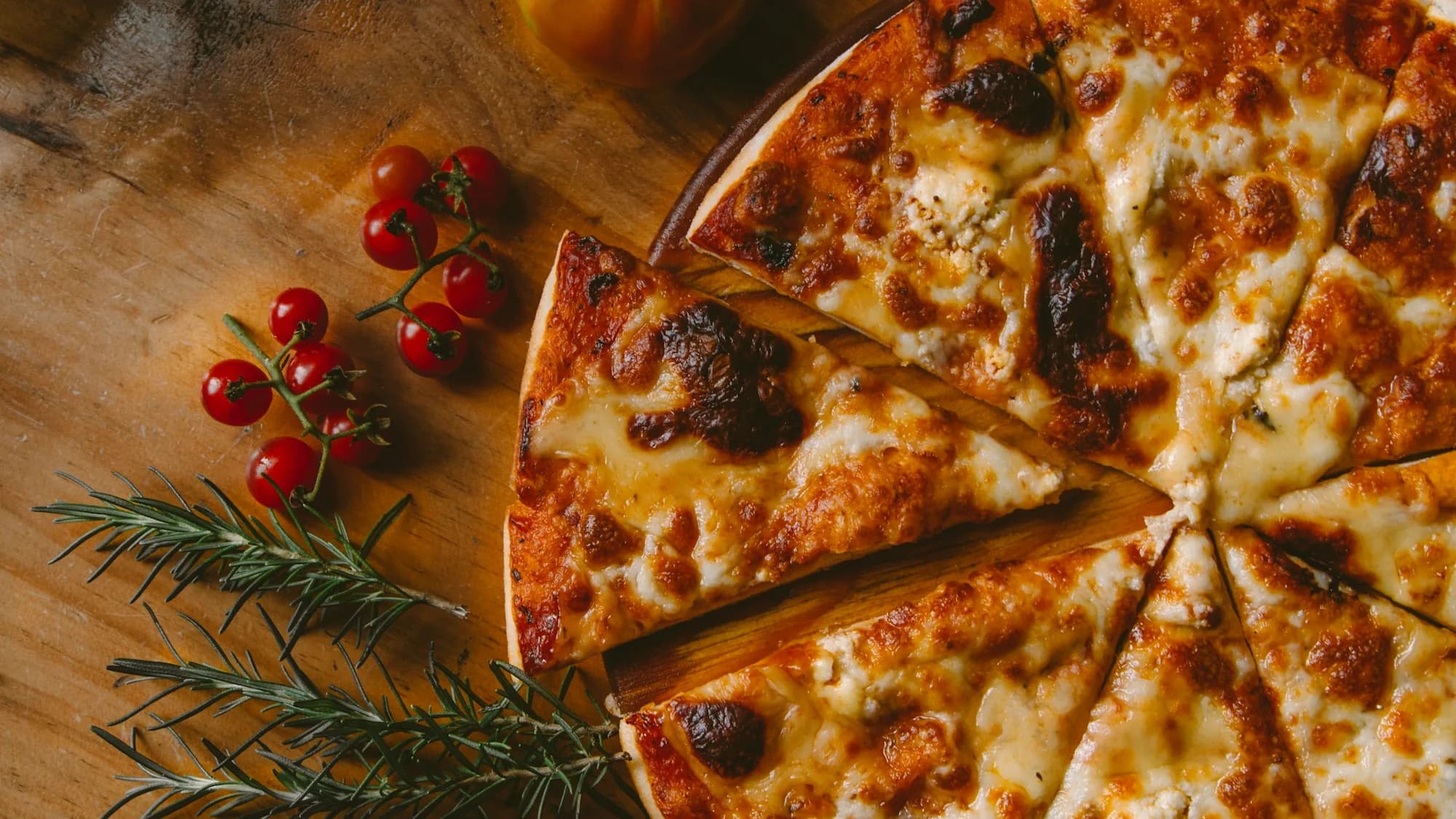 Frisch gebackene Pizza mit zerlaufendem Käse, dampfend aus dem Steinofen