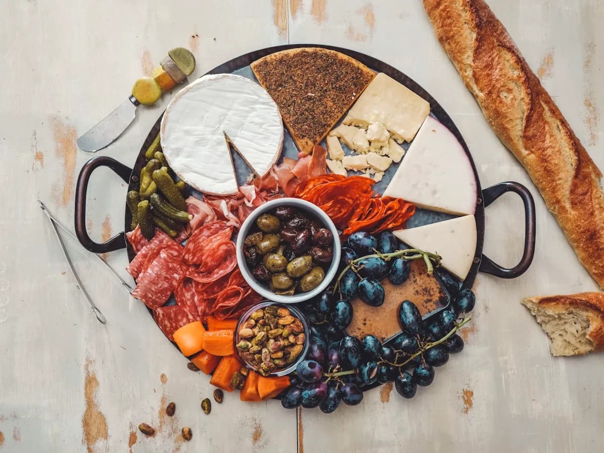 Antipasti-Teller — Auswahl des Tages — für 2 gedacht