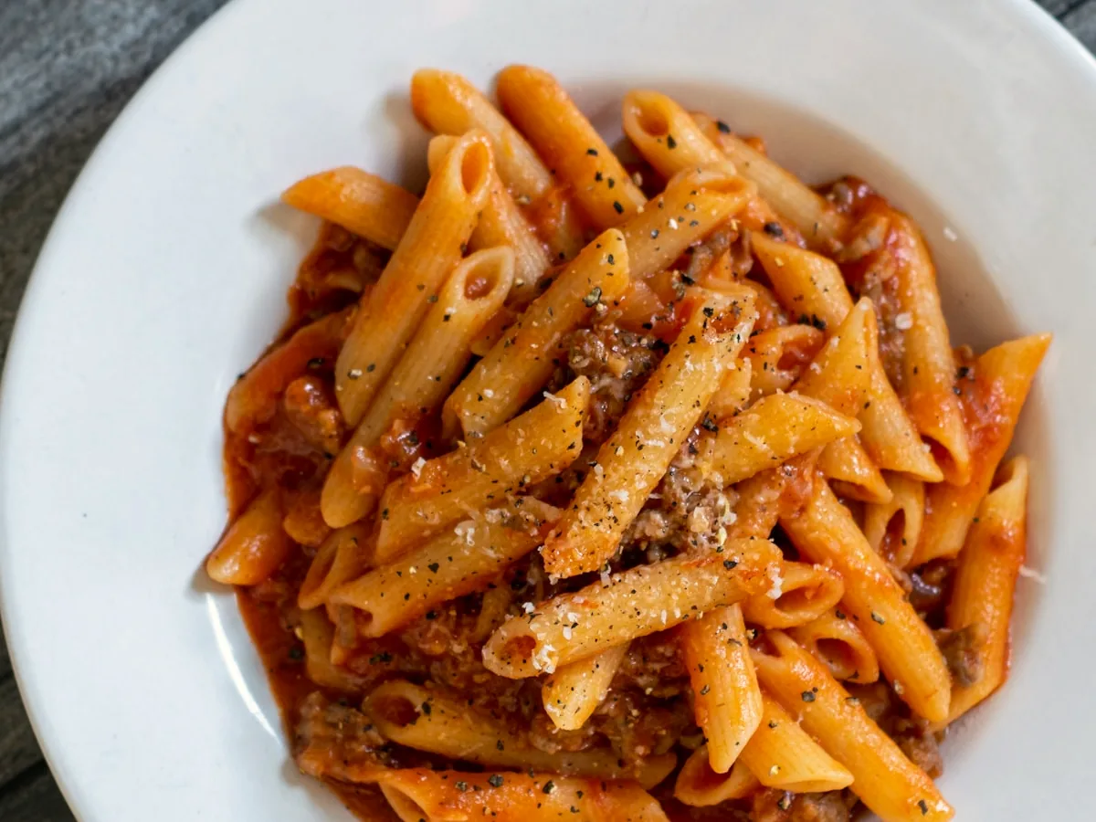 Penne all'Arrabbiata — Tomate, Chili, Knoblauch, Petersilie