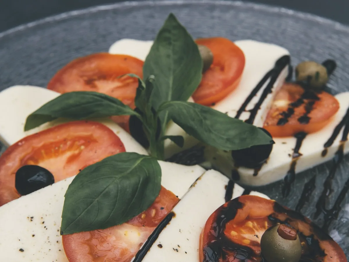 Caprese di Bufala — Büffelmozzarella, Tomaten, Basilikum