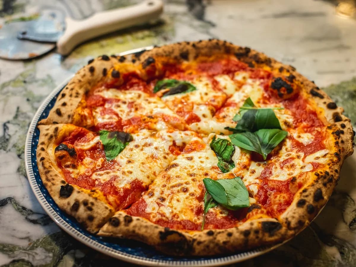 Margherita — San-Marzano-Tomaten, Fior di Latte, Basilikum