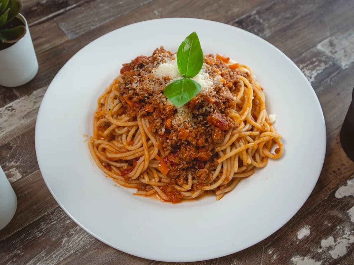 Spaghetti al Pomodoro — San-Marzano-Sugo, Basilikum, Parmigiano