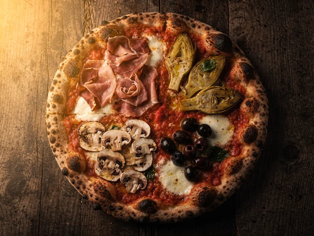Quattro Stagioni — Schinken, Artischocken, Champignons, Oliven